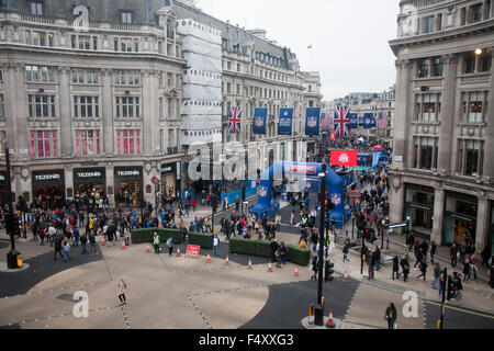 London, UK. 24. Oktober 2015. Regent Street ist für Fans, die Teilnahme an einem Straßenfest vor dem nächsten Spiel im Wembley-Stadion zwischen Jacksonville Jaguars und Buffalo Bills Kredit geschlossen: Amer Ghazzal/Alamy Live-Nachrichten Stockfoto