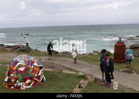 Nr. 79 (im Vordergrund), "Open Home" von Kate Carroll von VIC an der 19. jährliche Skulptur durch das Meer Bondi Skulptur. 22.10.2015 Stockfoto