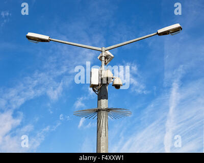 Zwei Sicherheits-Kameras geschützt gegen Zerstörung gegen blauen Himmel. Stockfoto