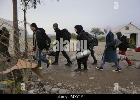 Idomeni, Griechenland. 23. Oktober 2015. Eine Gruppe von Flüchtlingen überquert die Grenze zu Mazedonien. Tausende Flüchtlinge überqueren die Grenze zwischen Griechenland und Mazedonien täglich um die kleine griechische Stadt Idomeni, trotz der sich verschlechternde Wetter und starkem Regen. Hier nehmen sie einen kurzen Stopp für einige Vorräte und warten ihrerseits auf die Grenze zu überqueren. Bildnachweis: Michael Debets/Pacific Press/Alamy Live-Nachrichten Stockfoto