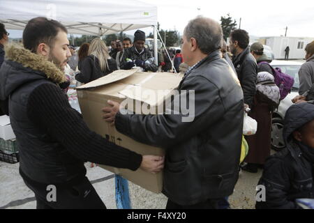 Idomeni, Griechenland. 23. Oktober 2015. Einheimische bringen Spenden für das Flüchtlingslager. Tausende Flüchtlinge überqueren die Grenze zwischen Griechenland und Mazedonien täglich um die kleine griechische Stadt Idomeni, trotz der sich verschlechternde Wetter und starkem Regen. Hier nehmen sie einen kurzen Stopp für einige Vorräte und warten ihrerseits auf die Grenze zu überqueren. Bildnachweis: Michael Debets/Pacific Press/Alamy Live-Nachrichten Stockfoto