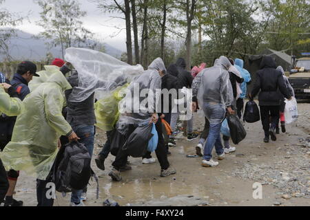 Idomeni, Griechenland. 23. Oktober 2015. Eine Gruppe von Flüchtlingen überquert die Grenze zu Mazedonien. Tausende Flüchtlinge überqueren die Grenze zwischen Griechenland und Mazedonien täglich um die kleine griechische Stadt Idomeni, trotz der sich verschlechternde Wetter und starkem Regen. Hier nehmen sie einen kurzen Stopp für einige Vorräte und warten ihrerseits auf die Grenze zu überqueren. Bildnachweis: Michael Debets/Pacific Press/Alamy Live-Nachrichten Stockfoto