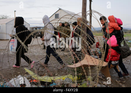 Idomeni, Griechenland. 23. Oktober 2015. Eine Gruppe von Flüchtlingen überquert die Grenze zu Mazedonien. Tausende Flüchtlinge überqueren die Grenze zwischen Griechenland und Mazedonien täglich um die kleine griechische Stadt Idomeni, trotz der sich verschlechternde Wetter und starkem Regen. Hier nehmen sie einen kurzen Stopp für einige Vorräte und warten ihrerseits auf die Grenze zu überqueren. Bildnachweis: Michael Debets/Pacific Press/Alamy Live-Nachrichten Stockfoto