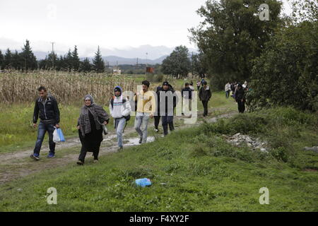 Idomeni, Griechenland. 23. Oktober 2015. Einige Flüchtlinge Fuß durch den nahe gelegenen Feldern rund um die Flüchtlingslager. Tausende Flüchtlinge überqueren die Grenze zwischen Griechenland und Mazedonien täglich um die kleine griechische Stadt Idomeni, trotz der sich verschlechternde Wetter und starkem Regen. Hier nehmen sie einen kurzen Stopp für einige Vorräte und warten ihrerseits auf die Grenze zu überqueren. Bildnachweis: Michael Debets/Pacific Press/Alamy Live-Nachrichten Stockfoto