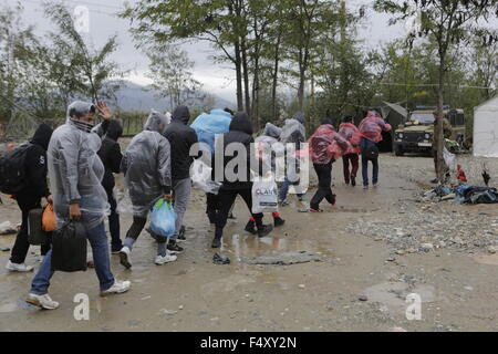 Idomeni, Griechenland. 23. Oktober 2015. Eine Gruppe von Flüchtlingen überquert die Grenze zu Mazedonien. Tausende Flüchtlinge überqueren die Grenze zwischen Griechenland und Mazedonien täglich um die kleine griechische Stadt Idomeni, trotz der sich verschlechternde Wetter und starkem Regen. Hier nehmen sie einen kurzen Stopp für einige Vorräte und warten ihrerseits auf die Grenze zu überqueren. Bildnachweis: Michael Debets/Pacific Press/Alamy Live-Nachrichten Stockfoto