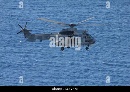 Griechische Luftwaffe SAR super Puma Helikopter, fliegen über das Meer nach dem Ende des Bohrers. Nord-Ägäis, Limnos, Griechenland Stockfoto