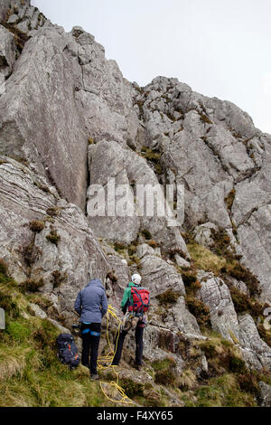 Zwei Sportkletterer gerillt Arete HVD 4a auf Mount Tryfan Ostwand im Snowdonia National Park erklimmen wird vorbereitet. Ogwen Wales UK Stockfoto