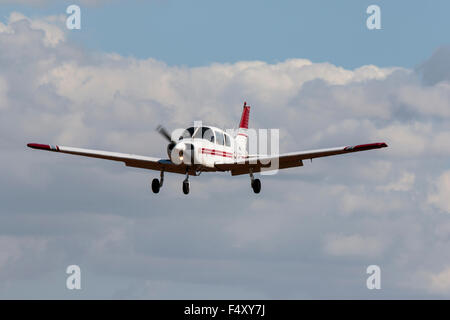 Piper PA-28-161 Cadet G-LORC im Endanflug auf Breighton Flugplatz landen Stockfoto