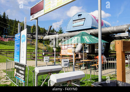 Personen mit Seilbahn bis Czarna Gora (schwarzer Berg) im Skigebiet im Snieznicki Park Stobrawski im Sommer. Sienna, Glatz, Stockfoto