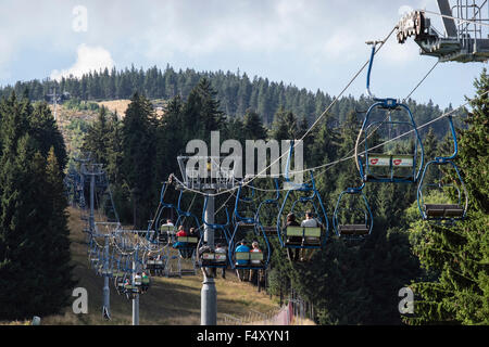 Wanderer mit Seilbahn bis Czarna Gora (schwarzer Berg) im Skigebiet Snieznicki Park Stobrawski im Sommer. Glatz-Polen Stockfoto