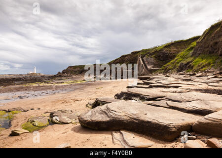 Der Strand von Collywell Bay, Seaton Schleuse, Northumberland mit Blick auf Str. Marys Insel und den Leuchtturm bei Ebbe Stockfoto