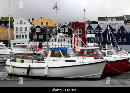 Boote in der Marina Tórshavn Hafen Tinganes Halbinsel Färöer Inseln Stockfoto
