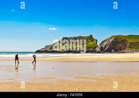 Zwei Wanderer am einsamen Strand von Broadhaven Süden, Pembrokeshire, Wales, UK Stockfoto