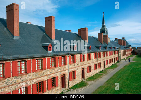 Gebäude, Wohnungen des Gouverneurs und des Königs Bastion-Kaserne in die Festung Louisbourg, Cape Breton, Kanada Stockfoto