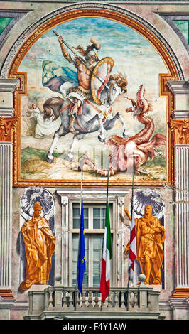 Schönes Beispiel für Trompe l ' oeil an der Fassade der St. George Palace in Genua, St. George auf weißem Pferd tötet den Drachen Stockfoto