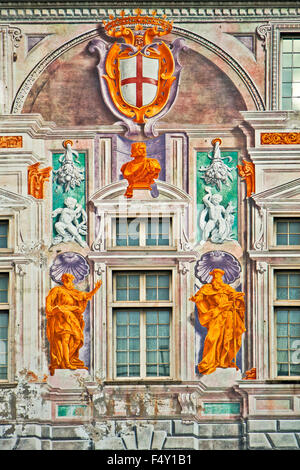 Schönes Beispiel für Trompe l ' oeil an der Fassade der St. George Palace in Genua vor alten Hafen. Stockfoto
