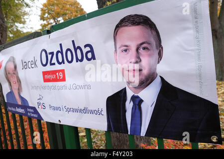 Warschau, Polen - Samstag, 24. Oktober 2015 - Finaltag der Kampagne vor den allgemeinen Wahlen morgen auf Sonntag, 25. Oktober 2015. Dieses Plakat zeigt ein Kandidat für das Recht des Zentrums Prawo ich Sprawiedliwość (PiS) Partei, die derzeit in der Opposition sind aber in den letzten Umfragen vor uns liegen. Stockfoto