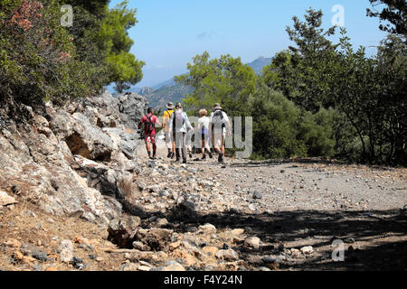 Senioren, walking-Gruppe und Führer zu Fuß entlang der felsigen Landstraße in der Nähe von Kyrenia im türkischen Norden Zyperns KATHY DEWITT Stockfoto