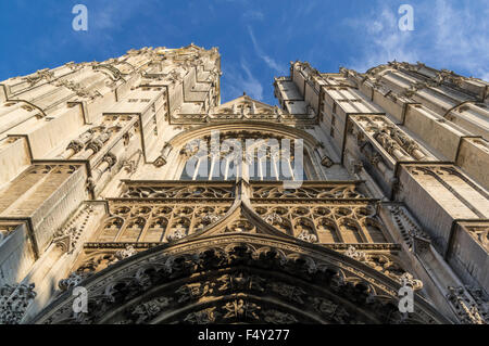 Fassade der Kathedrale von Notre-Dame (Onze-Lieve-Vrouwekathedraal) in Antwerpen, die größte gotische Kirche in Belgien. Stockfoto