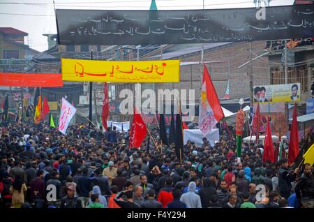 Srinagar, Indien. 24. Oktober 2015. Tausende von Kashmiri schiitische Muslime nehmen Teil das Ritual der Selbstgeißelung auf Ashura in Srinagar der Sommerhauptstadt von indischen Kaschmir verabreicht. Bildnachweis: Faisal Khan/Pacific Press/Alamy Live-Nachrichten Stockfoto