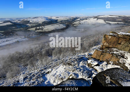Januar, Schnee und Nebel über Curbar Tal; Derbyshire County; Peak District National Park; England; UK Stockfoto