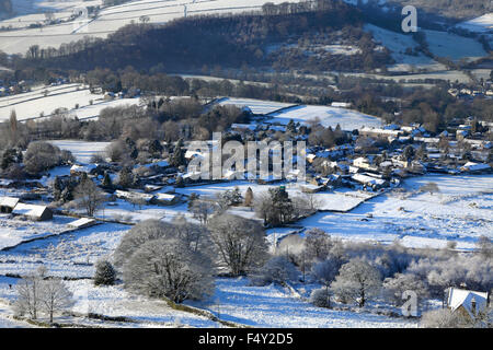 Januar, winter Schnee Ansicht über Curbar Dorf; Derbyshire County; Peak District National Park; England; UK Stockfoto