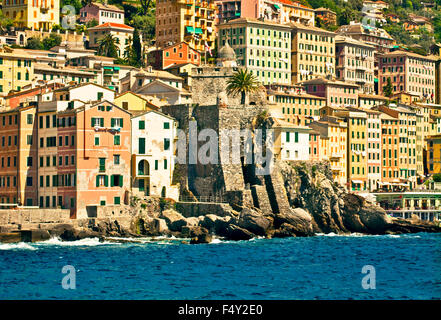 Nähert sich Camogli aus dem Meer, malerische Fischerdorf in der Nähe von Genua Italien mit einer charakteristischen Architektur Stockfoto