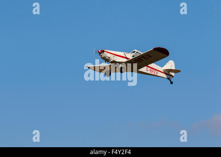 Piper PA-25-235 Pawnee G-BFEV während des Fluges am Sturgate Flugplatz Stockfoto