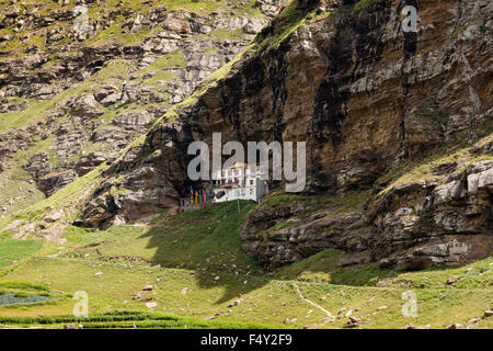 Khoksar, buddhistisches Kloster in Schutz der Felswand zum Schutz vor Lawinen, Lahaul Valley, Himachal Pradesh, Indien Stockfoto