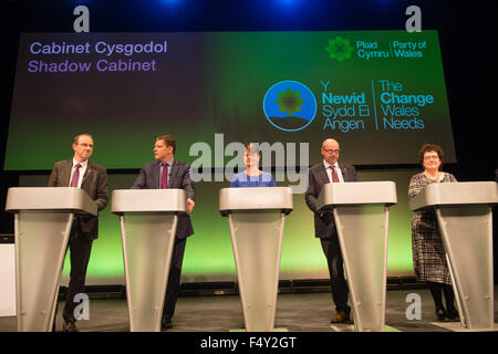 Aberystwyth Wales UK, Samstag, 24. Oktober 2015 britischen Politik: The Plaid Cymru "Schattenkabinett" auf der Plattform auf der Party 2015 Jahrestagung in Aberystwyth Wales UK L-R Schattenminister für nachhaltige Kommunalentwicklung, Energie und Lebensmittel – Llyr Gruffydd AM Schatten-Minister für Wirtschaft, Unternehmen und Verkehr – Rhun ap Iorwerth AM Leanne Wood - Leader Schattenminister für Bildung, Kompetenzen und die walisische Sprache – Simon Thomas AM Shadow Minister für Gesundheit und Wohlbefinden – Elin Jones AM Foto Credit : Keith Morris/Alamy Live-Nachrichten Stockfoto