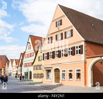 DINKELSBÜHL, Deutschland - 27 SEPTEMBER: Touristen in der Altstadt von Dinkelsbühl, Deutschland am 27. September 2015. Stockfoto