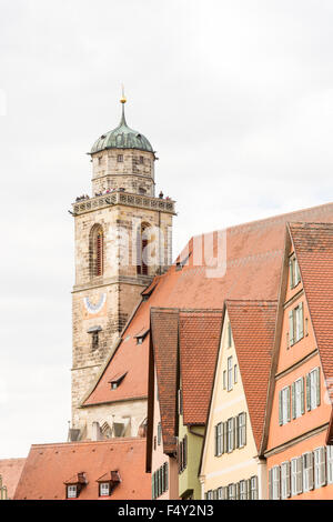 DINKELSBÜHL, Deutschland - 27 SEPTEMBER: Touristen auf dem Turm des Münsters in Dinkelsbühl, Deutschland am 27. September 2015. Stockfoto