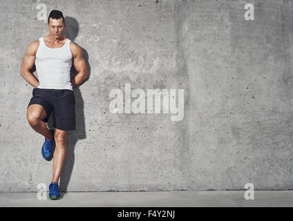 Fit und gesund Mann, muskulös Portrait, Fitness-Konzept mit textfreiraum auf grauem Hintergrund Stockfoto
