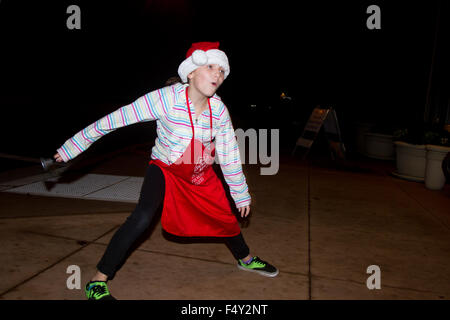 Eine Rettung-Armee freiwillig tanzen und Handstand mit ihre Glocke zu tun, als sie versucht, Spenden zu sammeln. Stockfoto