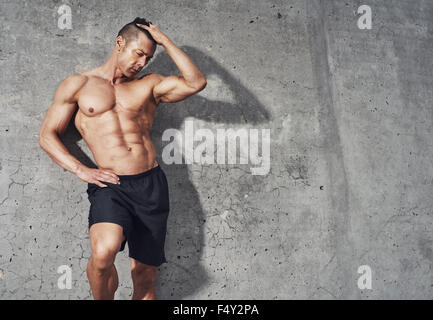 Fitness model portrait Kopie Raum, muskulös fit und straff. Entspannung nach dem Training. kein T-Shirt. Raum für Raum Kopieren Stockfoto