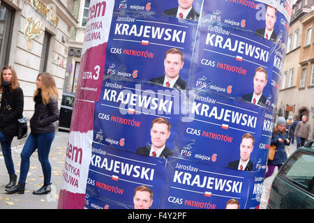 Warschau, Polen - Samstag, 24. Oktober 2015 - Finaltag der Kampagne vor den allgemeinen Wahlen morgen auf Sonntag, 25. Oktober 2015. Dieses Plakat zeigt ein Kandidat für das Recht des Zentrums Prawo ich Sprawiedliwość (PiS) Partei, die derzeit in der Opposition sind aber in den letzten Umfragen vor uns liegen. Stockfoto