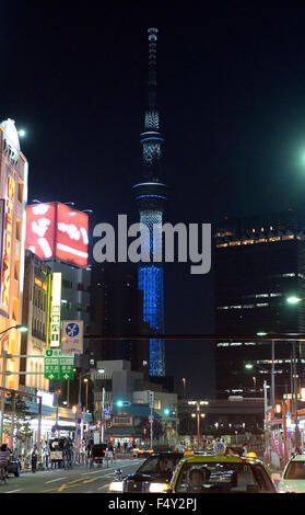 Tokyo, Vereinte Nationen. 24. Oktober 2015. Tokyo Skytree leuchtet in blau in Tokio, Japan, als Teil der weltweiten Feierlichkeiten für den 70. Jahrestag der Gründung der Vereinten Nationen am 24. Oktober 2015. Bildnachweis: Ma Ping/Xinhua/Alamy Live-Nachrichten Stockfoto