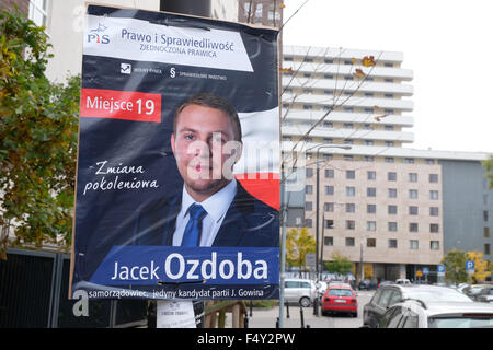 Warschau, Polen - Samstag, 24. Oktober 2015 - Finaltag der Kampagne vor den allgemeinen Wahlen auf Sonntag, 25. Oktober 2015. Dieses Plakat zeigt ein Kandidat für das Recht des Zentrums Prawo ich Sprawiedliwość (PiS) Partei, die derzeit in der Opposition sind aber in den letzten Umfragen vor uns liegen. Stockfoto