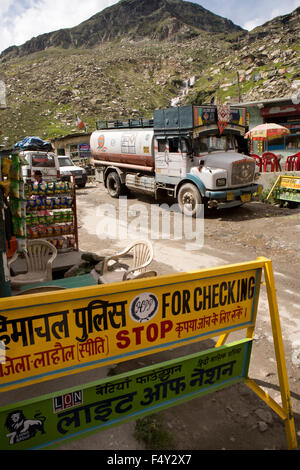 Indien, Himachal Pradesh, Lahaul Valley, Khoksar, Fahrzeuge geparkt an Polizei Kontrollpunkt vor Rohtang Pass Stockfoto