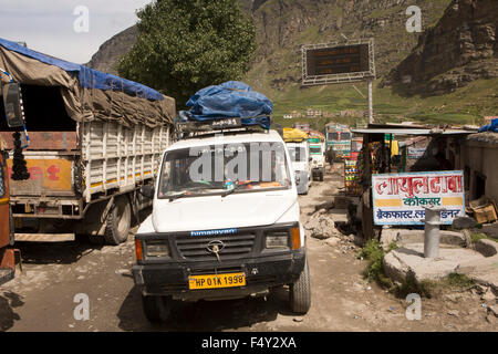 Indien, Himachal Pradesh, Lahaul Valley, Khoksar, Staus an Polizei Kontrollpunkt vor Rohtang Pass Stockfoto