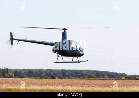 Robinson R22 Beta G-IORG im Flug am Sturgate Flugplatz Stockfoto