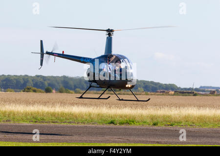 Robinson R22 Beta G-IORG im Flug am Sturgate Flugplatz Stockfoto