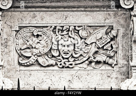 Basrelief mit Medusenhaupt auf die Steinfassade eines Jugendstil-Gebäudes geschnitzt Stockfoto