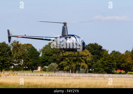 Robinson R22 Beta G-IORG im Flug am Sturgate Flugplatz Stockfoto