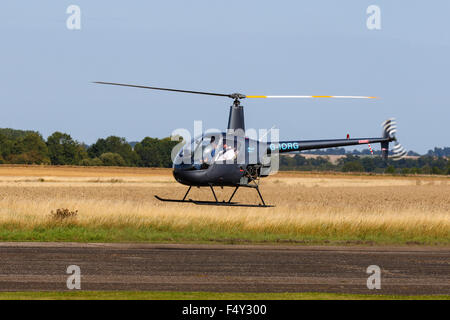 Robinson R22 Beta G-IORG im Flug am Sturgate Flugplatz Stockfoto