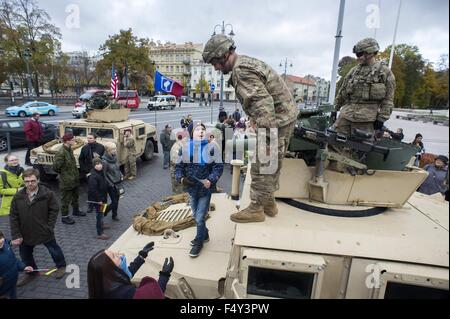 Vilnius, Litauen. 24. Oktober 2015. Ein Kind spricht mit Soldaten aus der 173rd Airborne Brigade der USA in Vilnius, Litauen, 24. Oktober 2015. USA angefangen Rotationskräfte in Litauen seit Frühjahr 2014 zu schicken und gemeinsam besuchten Übungen mit Truppen von Litauen sowie aus anderen NATO-Staaten. Bildnachweis: Alfredas Pliadis/Xinhua/Alamy Live-Nachrichten Stockfoto