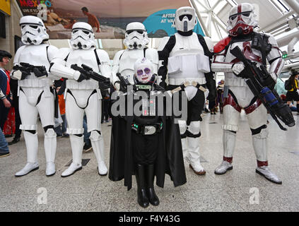 London, UK. 24. Oktober 2015. Darth Vader, aka 6-jährigen Sam Pick, Bewertungen der Star Wars Sturmtruppen aus der britischen Garnison am MCM London Comic Con in Excel London Credit: Paul Brown/Alamy Live News Stockfoto