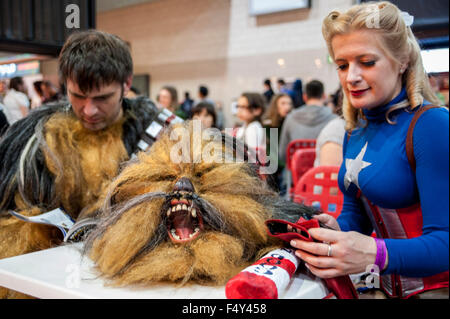 London, UK.  24. Oktober 2015.  Am zweiten Tag der MCM London Comic Con sammeln Fans der Comics, Anime, Spiele und mehr.  Viele kamen als ihre Lieblings-Charaktere wie dieses Paar verkleidet als Star Wars Chewbacca und Captain America verkleidet. Bildnachweis: Stephen Chung / Alamy Live News Stockfoto