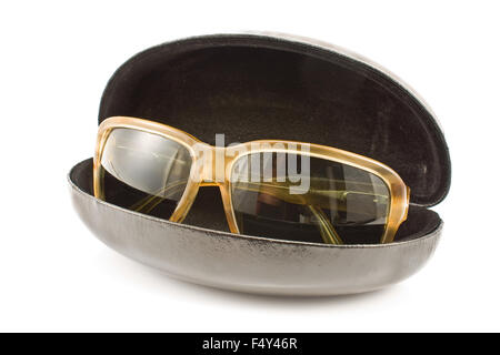 Sonnenbrille im Brillenetui isoliert auf weiss Stockfoto