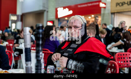 London, UK.  24. Oktober 2015.  Am zweiten Tag der MCM London Comic Con sammeln Fans der Comics, Anime, Spiele und mehr.  Viele kamen als ihren Lieblingsfiguren verkleidet. Bildnachweis: Stephen Chung / Alamy Live News Stockfoto